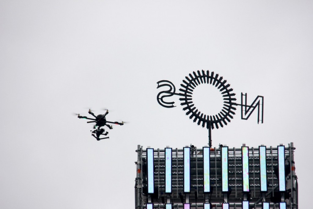 Fue el festival de los drones, que sobrevolaron a público y escenarios. 