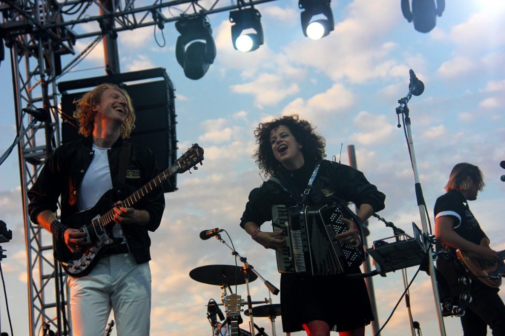 Con actuación programada para el sábado, Arcade Fire sorprendieron a todos con un concierto el jueves en 360º. 