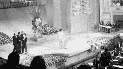 Salomé interpreta su canción vencedora 'Vivo Cantando' durante la celebración de Eurovisión 1969, en Madrid.
