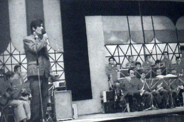 Tonin Tërshana interpreta 'Erdhi Pranvera' durante la celebración del Festivali i Këngës en 1972