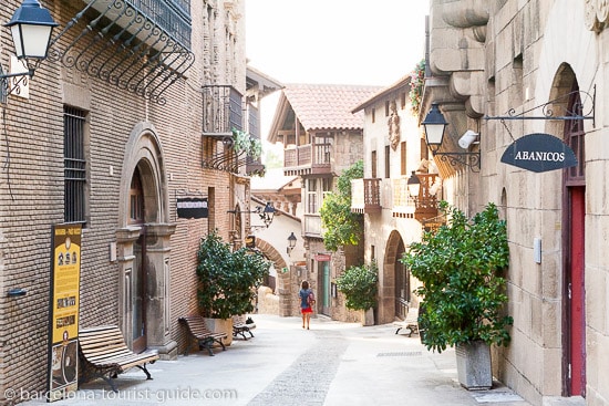  aparcar cerca del Poble Espanyol 	